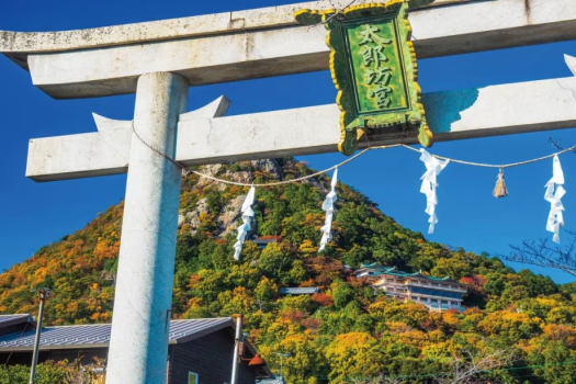 太郎坊宮（阿賀神社）まで、車で約40分