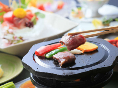 ■信州黒毛和牛の溶岩焼きに加え、すき焼きorしゃぶしゃぶからお選びいただけます