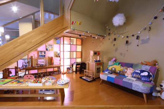 キッズスペースにはお子様の手にも優しい木のおもちゃがございます