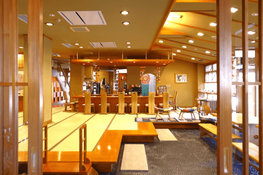 明るい光が差し込むロビーの様子