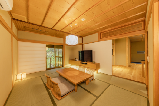 スイートルーム【312 桂月 - けいげつ - 】
大型テレビのあるメインのお部屋です。
テラスに出ることもできますのでご自由にお寛ぎください