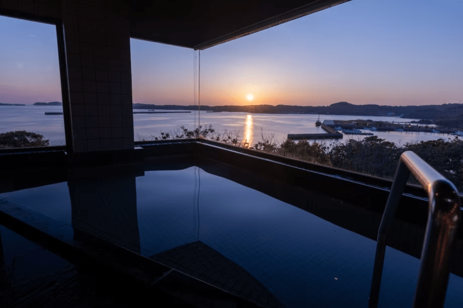 【展望大浴場】海を一望できる大浴場からの夕陽の美しさは格別です