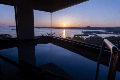 【展望大浴場】海を一望できる大浴場からの夕陽の美しさは格別です