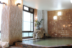 男性大浴場 殿の湯です。ぬりやのお風呂は湯量豊富な天然泉源泉掛け流しです。