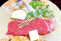 料理長こだわりの旬の食材を使った会席料理のメインに、栃木のブランド牛「とちぎ和牛」の陶板焼きをご用意します。