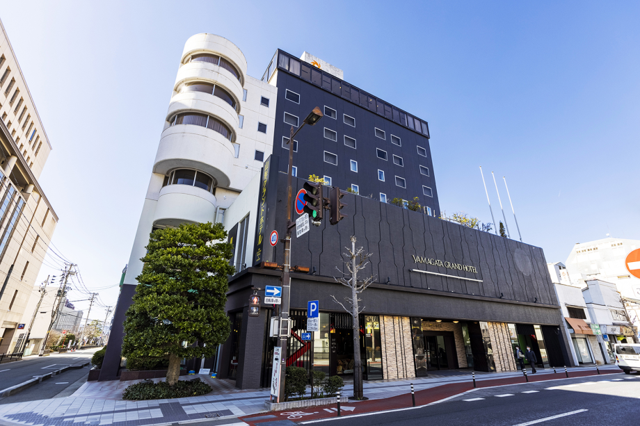 【外観】地元の中心的な商店街から徒歩5分の立地。旅の拠点として快適な環境をご提供いたします。 【外観】地元の中心的な商店街から徒歩5分の立地。旅の拠点として快適な環境をご提供いたします。