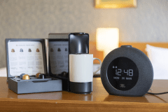 【スーペリア特典】客室にコーヒーメーカーやBluetooth接続可能な時計などをご用意。