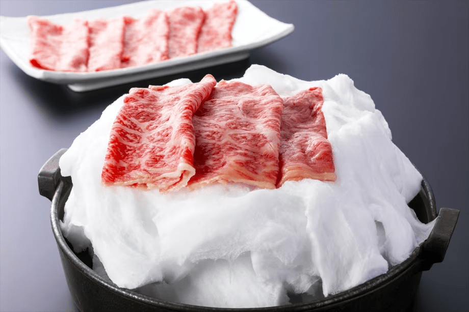 摂津峡の対岸"三好山"にかかる朝霧を雲海に見立てた綿菓子のすき焼き。料理の鉄人にして勲章料理人である有馬温泉 大田忠道料理長(料理顧問)の免許皆伝、秘蔵のメニューです。