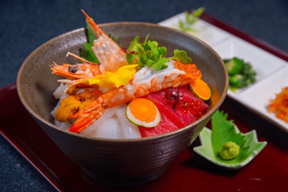 料理長がその日一番のお魚をどんぶりに