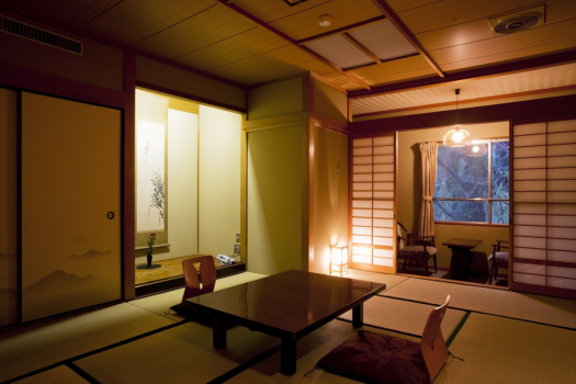 お二人様用のお部屋。※こちらの部屋からは渓谷眺望は望めません 
※渓谷の眺望をご希望の方は、渓谷側客室か特別室をお選び下さい