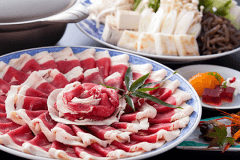 【昼食と温泉】　～期間限定"名物鍋御膳"～ 　当館特製胡麻味噌出汁“島根県産　天然猪肉　ぼたん鍋(11月～2月限定）