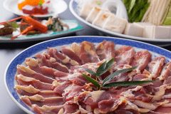 当館名物のキジ鍋。国内産に拘った貴重な雉肉、お値段はA5ランクの和牛をしのぐ貴重な食材。四国・四万十川上流の農場で丁寧に育てられた雉肉を用いています。雉ガラで摂ったスープと共にお召し上がりくさい。