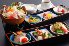 季節の小鍋と花玉手重