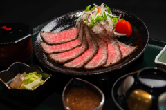 佐藤料理長による自家製ローストビーフ