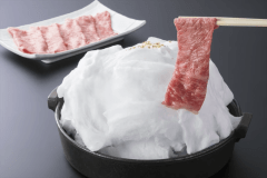 摂津峡の対岸"三好山"にかかる朝霧を雲海に見立てた綿菓子のすき焼き。料理の鉄人にして勲章料理人である有馬温泉 大田忠道料理長(料理顧問)の免許皆伝、秘蔵のメニューです。