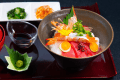 料理長がその日一番のお魚をどんぶりに