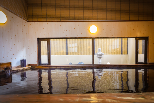 【檜風呂】しっとりした檜の香りに包まれる湯船で至福の時間を