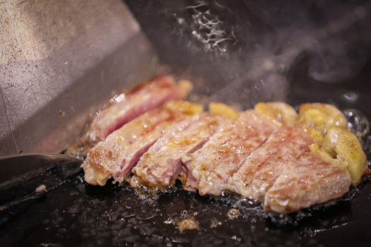 【オープンキッチン】肉の旨味を極限まで追求！アツアツな贅沢な牛ステーキをぜひご堪能ください