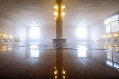 【内湯】幻想的な大浴場。琥珀色でつるつるとしたマイルドな温泉