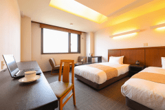 【バリアフリー洋室】大きなデスクと無料Wi-Fi完備で快適なビジネス環境！