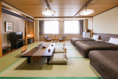 【和トリプル】家族みんなで横並びに寛げるトリプルベッドの和モダン客室