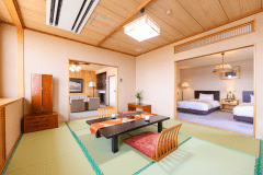 【貴賓室】和室・ベッドルーム・リビングと三間に分かれたクラシックでレトロ調な客室