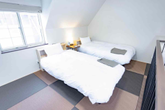 ・【コテージ】寝具はシングルベッド2台と、布団2組です（人数に合わせてご用意）