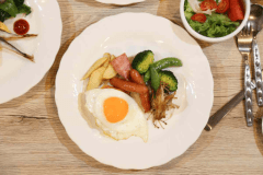 ・【朝食】メイン（ハム・ウィンナー・肉・魚など）＆卵・野菜・フライドポテト）は温かいお食事です