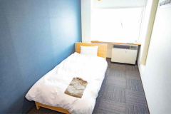 ・【シングルルーム】室内にシャワー・トイレ完備！お一人様専用のコンパクトな洋室です