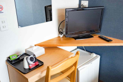 ・【シングルルーム】お部屋の中には小型冷蔵庫を完備。お飲み物や冷蔵食品の保管にご利用ください