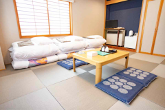 ・【和室4名様用】ご家族やグループでのご利用にピッタリ。シャワー・トイレ完備の和室です