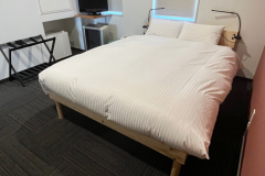 ・【ダブルルーム一例】ダブルベッド1台を設定した1～2名様用のお部屋です