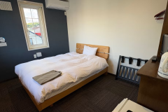 ・【ダブルルーム一例】陽の光が差し込む明るいお部屋です