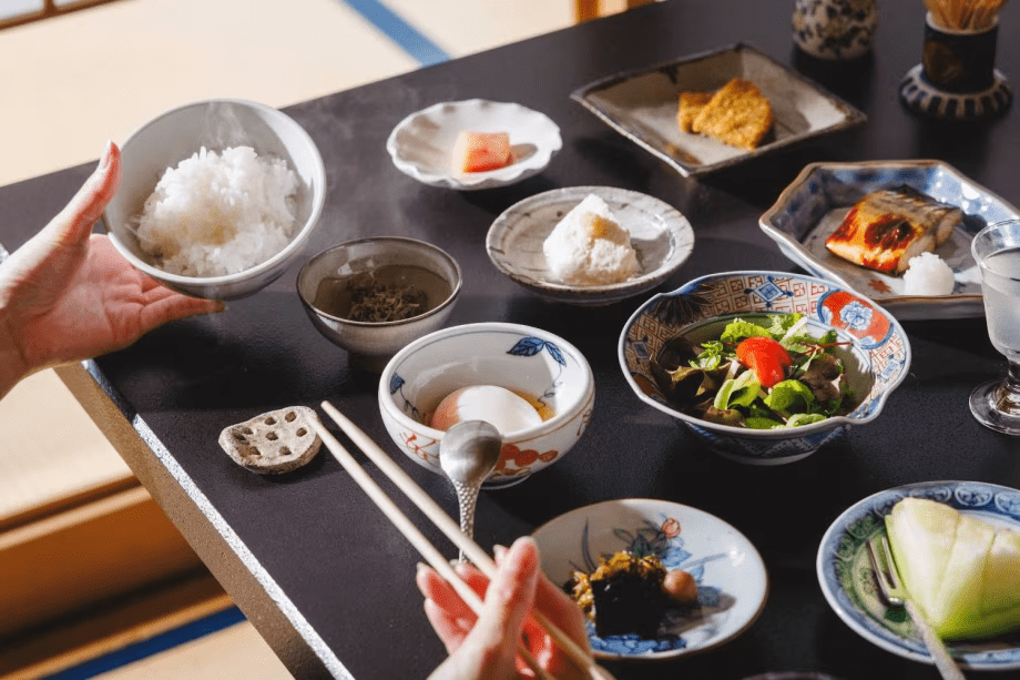 【7色のこだわり-朝からつごはん】地物をふんだんに使ったご飯のお供が、優しい味わいを添えます。 【7色のこだわり-朝からつごはん】地物をふんだんに使ったご飯のお供が、優しい味わいを添えます。