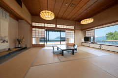 【本館20畳/ 城の間】　三方の窓からは、西ノ浜や唐津城の風景を満喫いただけます