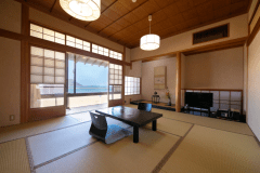 【10畳/姫の間】　本館2階の専用檜風呂からは、唐津の海を眺めることができます
