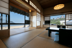 【20畳/城の間】　三方の窓からは、西ノ浜や唐津城の風景を満喫いただけます