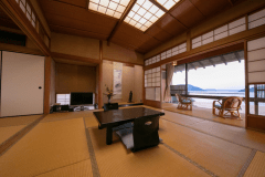 【20畳/西の間】　大島や鳥島、宝当神社のある高島などの景色がお愉しみいただけます