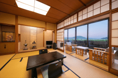【10畳/梅の間】　目の前には、唐津の美しい景色が広がります