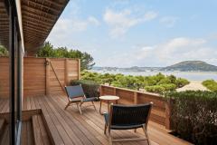 【10畳　松・竹・梅】のテラスからは唐津の海を一望できます