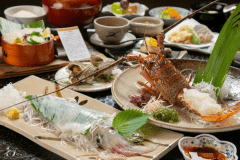 会席イメージ（イカと伊勢海老の活き造りはお一人様１匹ではありません。ご了承ください）