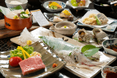 会席イメージ（イカの活き造りはお一人様１匹ではありません。ご了承ください）