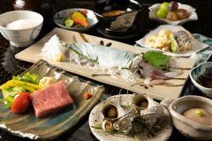 会席イメージ（イカの活き造りはお一人様１匹ではありません。ご了承ください）