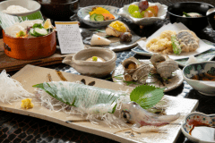 会席イメージ（イカの活き造りはお一人様１匹ではありません。ご了承ください）