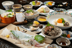 会席イメージ（イカの活き造りはお一人様１匹ではありません。ご了承ください）