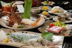 会席イメージ（イカと伊勢海老の活き造りはお一人様１匹ではありません。ご了承ください）