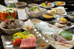 会席イメージ（イカの活き造りはお一人様１匹ではありません。ご了承ください）