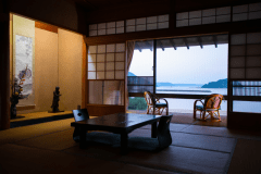 【20畳/西の間】　大島や鳥島、宝当神社のある高島などの景色がお愉しみいただけます