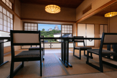 本館20畳/ 城の間　三方の窓からは、西ノ浜や唐津城の風景を満喫いただけます