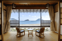 【本館2階／角部屋-西の間-　】大島や鳥島、宝当神社のある高島などの景色をお愉しみ下さい。